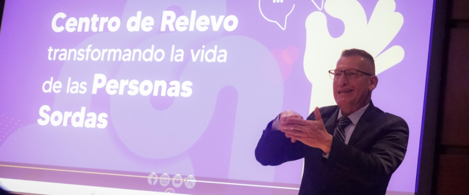 Hombre comunicándose en lengua de señas colombiana. Hombre comunicándose en lengua de señas colombiana.
